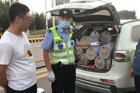 轿车里藏510公斤危化品 您先别走了图片