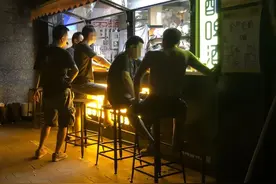 北京严禁公共场所赤膊，市民可投诉举报街头“膀爷”图片