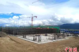 云南丽香铁路香格里拉站主体结构封顶图片