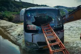 铁臂护车！挖掘机洪水中协助救下14人司机向记者讲述惊险一幕图片