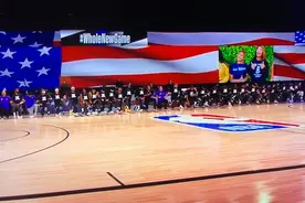 湖人、快船全体球员、教练和裁判单膝下跪图片