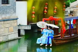 台儿庄古城：温婉船妹子 轻楫摇橹船图片