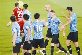 大连人队1∶1战平建业图片