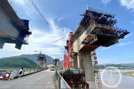 “蛙人”下潜14米作业 三峡库区第一长钢栈桥是这样建起来的图片