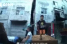 5个熊孩子车顶“蹦迪”车损1万，没有家长肯担责：踩一下不至于坏了图片