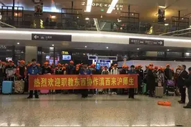 妈妈的绣花鞋、回力鞋、工作鞋……三双鞋如何改变彝族姑娘“人生轨迹”？图片