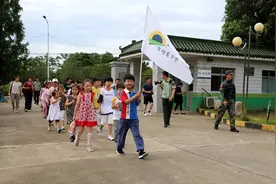 一线传真｜小小军娃进军营，国防教育“零距离”图片