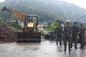 尼泊尔山体滑坡导致8名建筑工人死亡图片