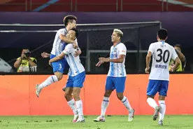 「侃球吧」足球是圆的，但那是拼出来的图片