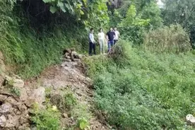 村民为泄愤竟挖断连户路还毫无悔改之意 民警，拘图片