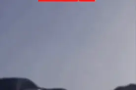 惊险一幕！游客扎堆U型公路中央拍照，险被撞后还嬉笑图片