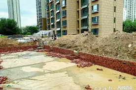 垃圾中转站建在住宅楼旁遭业主反对，开发商：前期公示过，合规图片