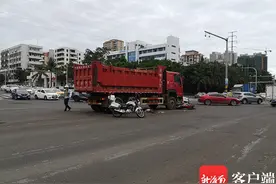 突发！海口一大货车与摩托车发生碰撞 一人当场死亡图片
