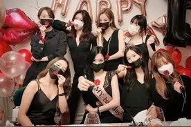 韩国少女时代组合成团13周年，八位成员重聚晒合影图片