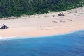 现实版荒岛求生！3名水手被困小岛三天，沙滩写下巨大SOS图片