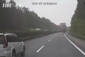 大客车强行变道惹怒轿车 轿车追上来一番“教他做人”被行拘图片