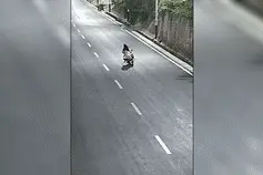 喝了酒，14岁女孩骑电动车载同学在马路上玩漂移，栽了图片