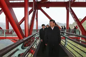 交通"短板"变幸福"潜力板" 习近平布局畅通农村"大动脉"图片