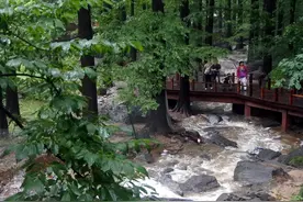 “保卫华北”！一二·九运动纪念亭：北京植物园樱桃沟红色纪念地图片