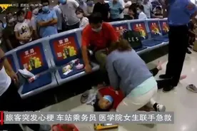 火车站救人的“蓝衣女孩”找到了图片