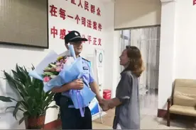 株洲8岁女童溺水：法警潜水救上岸，护士心肺复苏救活图片