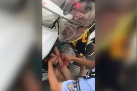 44秒｜四川德阳一母亲将儿子捆绑放在电动车踏板上，“捆绑式”教育你怎么看？图片