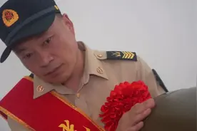 郭亚飞、王忠心、薛纪元三位“兵王”退役图片