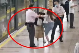 上海蓝村路地铁站内两女子因口角扯头发互踢，民警已介入图片