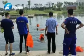 心碎！年轻妈妈为救儿子不幸溺亡，儿子痛哭大喊“妈妈，我错了”图片