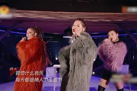 时髦办 | 敢在夏天穿皮靴算什么，娜娜美岐的皮衣更带劲儿图片