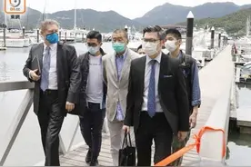 在西贡游艇会搜证后 警方将黎智英押往西九龙总部图片