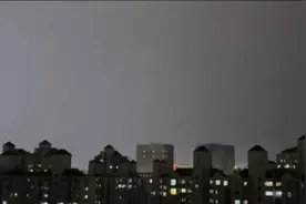 东方明珠遭遇雷电N连击？照片魔幻，但真没“亲”到……图片