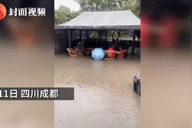 “成都大妈洪水中打麻将”的视频火了，网友：这样做太危险图片