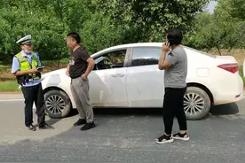 违法借道超车撞坏对方轿车反光镜赔款970元|一线微观图片