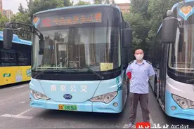 62路“敬老线”党员驾驶员热心帮助乘客图片