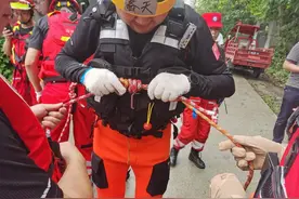 成功营救！醉酒男子被困孤岛拒绝救援：“你们走，不然我还要救你们”图片