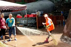 洪水退去 工作人员帮乐山大佛洗脚图片