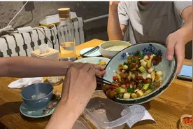 避免“舌尖上的浪费”：有人打包火锅底料回家，多地餐饮协会发倡议书图片