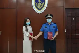 还记得烈日下跪地救人护士小姐姐吗？她获见义勇为表彰了图片