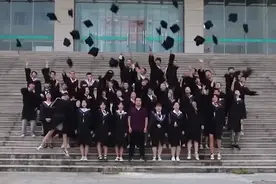 班主任带大二学生拍毕业照：提前拍了，不想像2020届留有遗憾图片