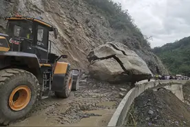 茂县公路管理分局全力清障保畅通图片