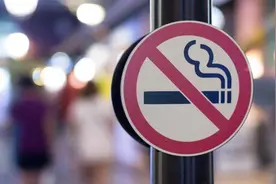 为防疫，西班牙部分地区禁止民众在公共场所吸烟图片