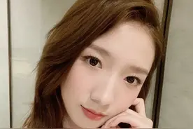 孟美岐甩发回眸假发片飞出 网友：就挺“秃”然的图片