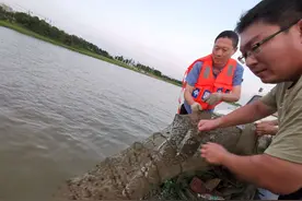 《沙颍河内现地笼！鱼虾难逃“绝命阵”》追踪：两个半小时收缴31个地笼图片
