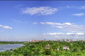 蓝天扮靓松雅湖（全景图）图片