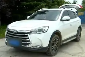 江淮汽车漏水脚垫底下能“养鱼”？青州4S店：排水管堵塞图片