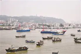 开海啰！莲花山渔港百船竞发图片
