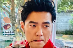 周杰伦最新自拍装扮复古 手拿饮料凹造型笑容痞帅图片