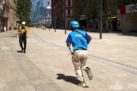 高温下的坚守：外卖小哥顶着烈日一路小跑忙送餐 | 晨镜头图片