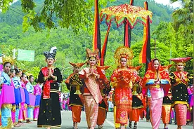 在印尼探访“最大母系社会”图片